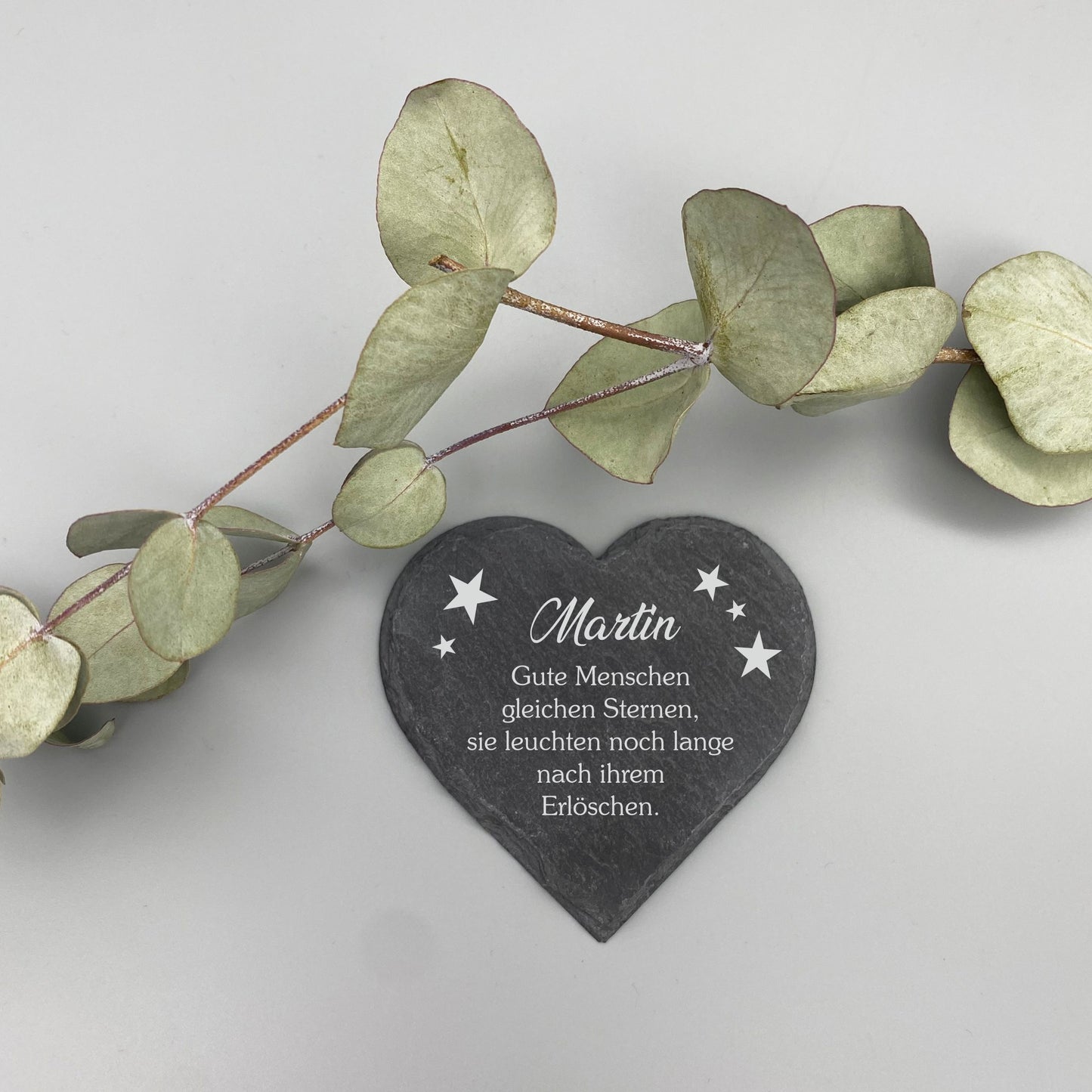 Individuell gestaltete herzförmige Schieferplatte, perfekt für Geschenke oder persönliche Dekoration.