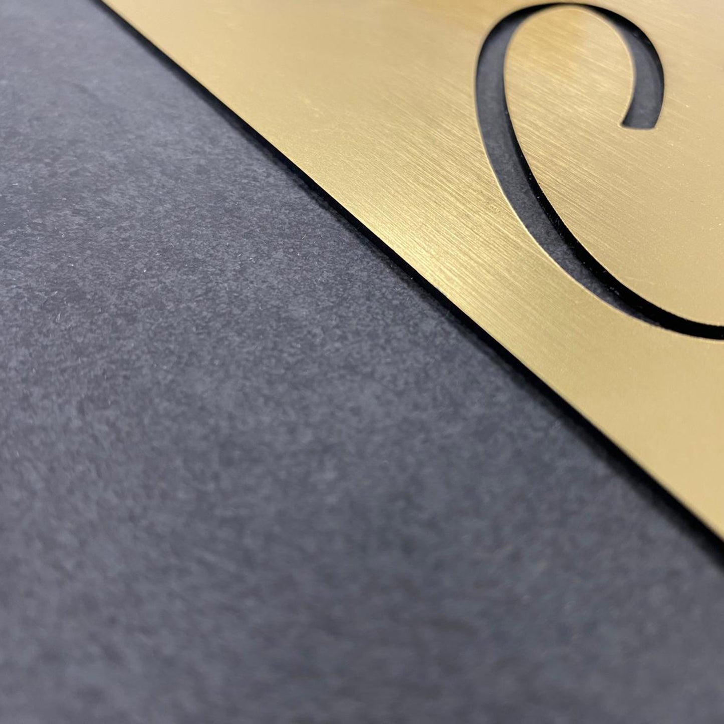 Grabstein personalisiert und elegant aus Schiefer mit Veredelung – 60×30 cm – Motiv "Engel"