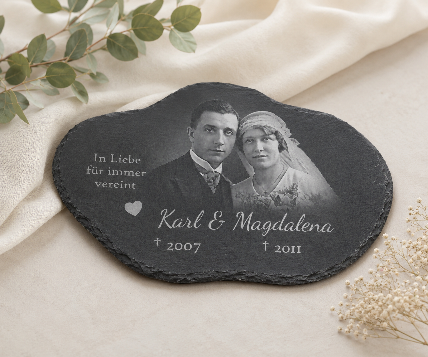 Grabschmuck aus Schiefer als Gedenktafel in Wolkenform personalisiert mit Foto