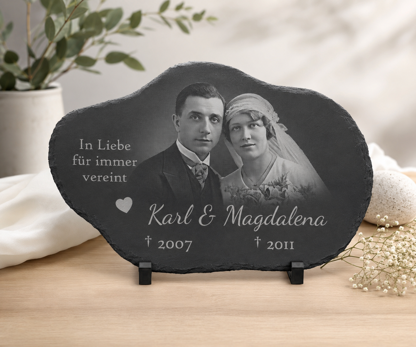Grabschmuck aus Schiefer als Gedenktafel in Wolkenform personalisiert mit Foto