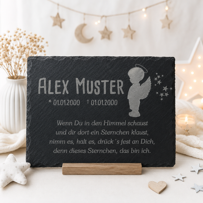 Gedenkstein für Sternenkinder personalisiert mit Namen aus Schiefer - Motiv „Engel Junge“