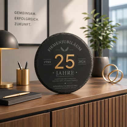 Schieferplatte zum Firmenjubiläum mit goldener Acrylzahl – Persönliches Geschenk zum Jubiläum