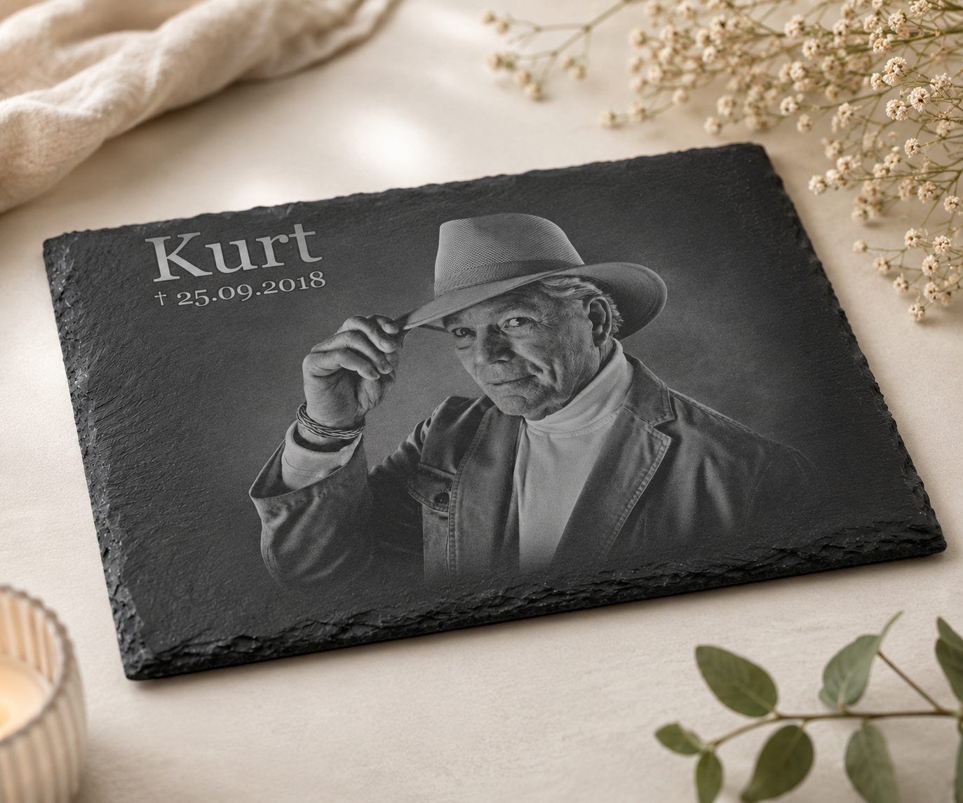 Gedenktafel eckig personalisiert mit Foto aus Schiefer als Grabdeko