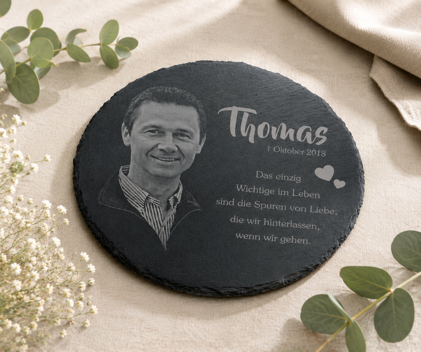 Gedenkstein in rund aus Schiefer personalisiert mit Foto