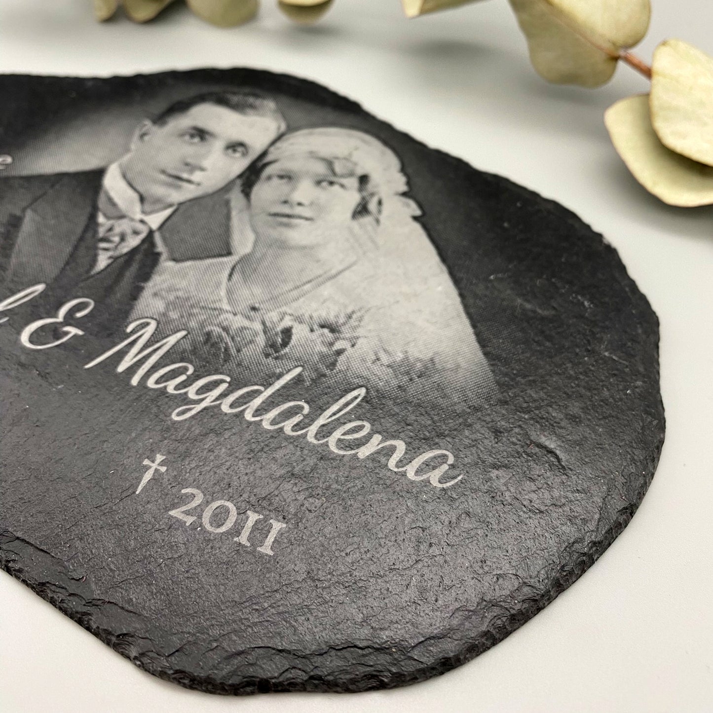 Grabschmuck aus Schiefer als Gedenktafel in Wolkenform personalisiert mit Foto