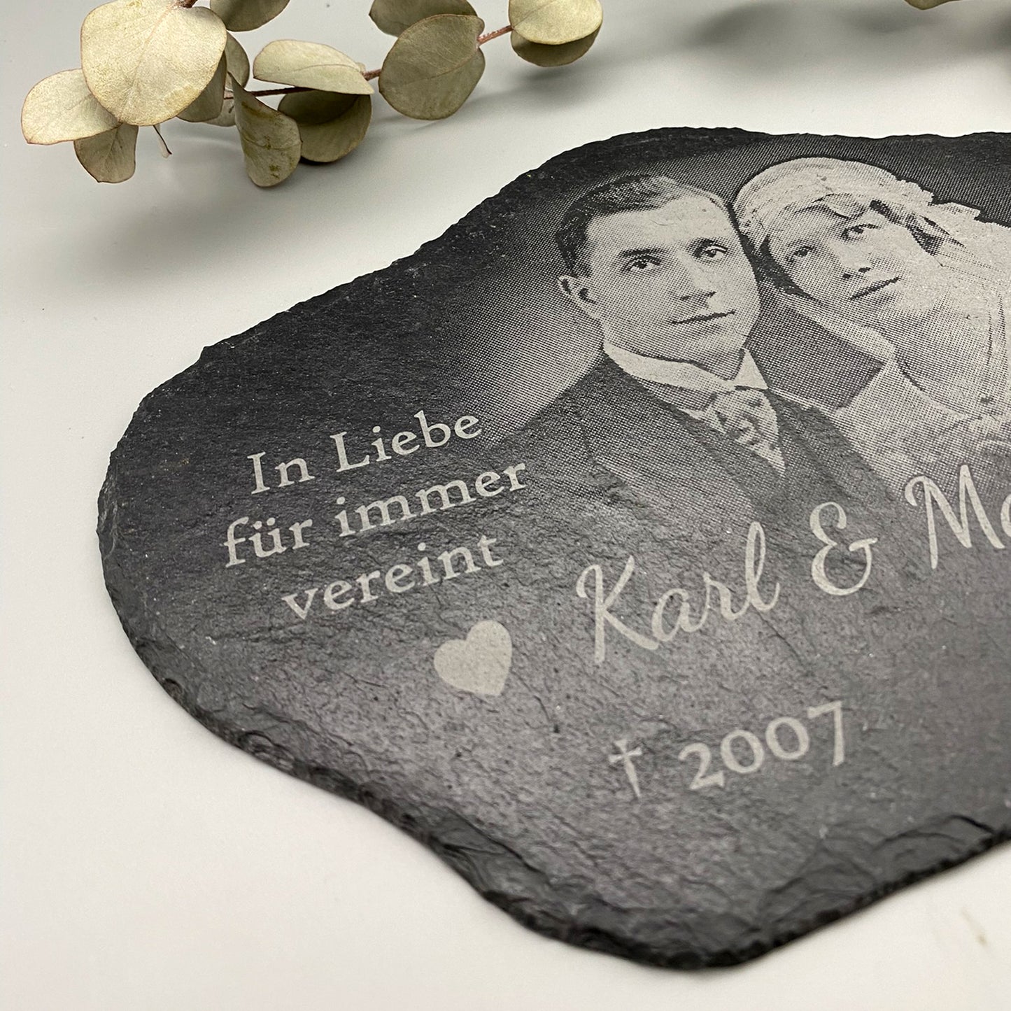 Grabschmuck aus Schiefer als Gedenktafel in Wolkenform personalisiert mit Foto