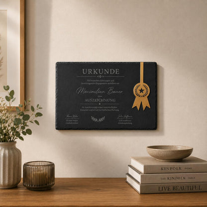 Personalisierte Schiefertafel als Urkunde mit goldener Acryl-Plakette