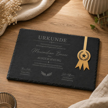 Personalisierte Schiefertafel als Urkunde mit goldener Acryl-Plakette
