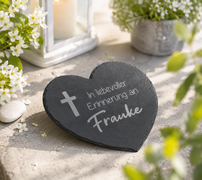 Kleine Schieferherzen mit Namen und Spruch personalisiert - „In liebevoller Erinnerung“
