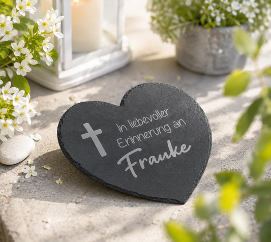 Kleine Schieferherzen mit Namen und Spruch personalisiert - „In liebevoller Erinnerung“
