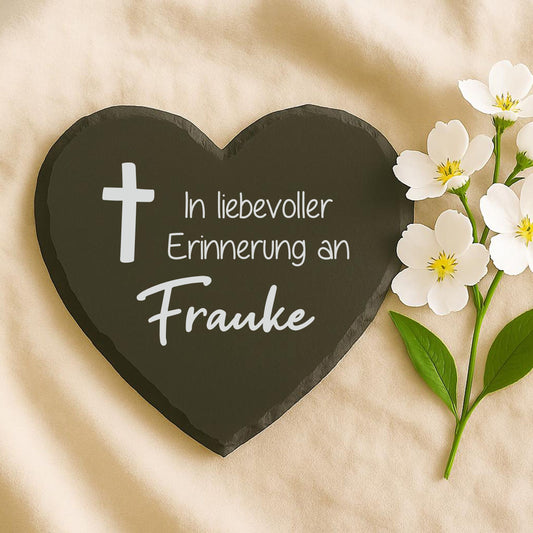 Kleine Schieferherzen mit Namen und Spruch personalisiert - „In liebevoller Erinnerung“
