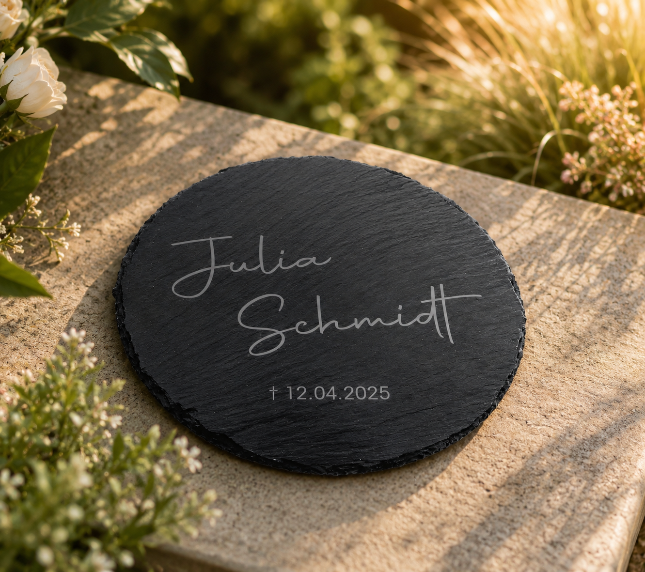 Personalisierte runde Schiefertafel mit Namen & Datum – Gedenktafel als Grabdekoration