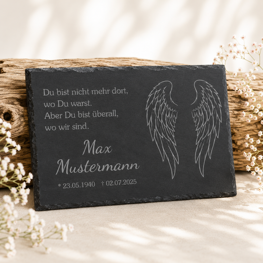 Personalisierte eckige Schiefertafel mit Namen & Datum – Gedenktafel mit Engelsflügel