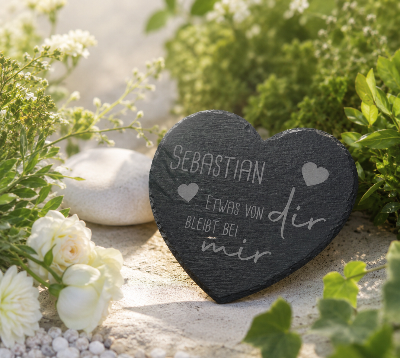 Kleine Schieferherzen mit Namen und Spruch personalisiert - „Etwas von dir…“