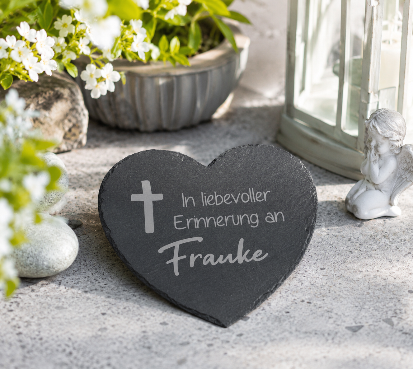 Kleine Schieferherzen mit Namen und Spruch personalisiert - „In liebevoller Erinnerung“