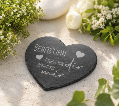 Kleine Schieferherzen mit Namen und Spruch personalisiert - „Etwas von dir…“