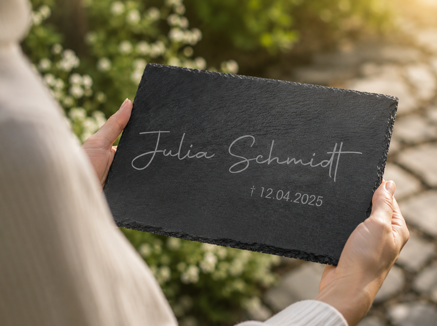 Personalisierte eckige Schiefertafel mit Namen & Datum – Gedenktafel als Grabdekoration