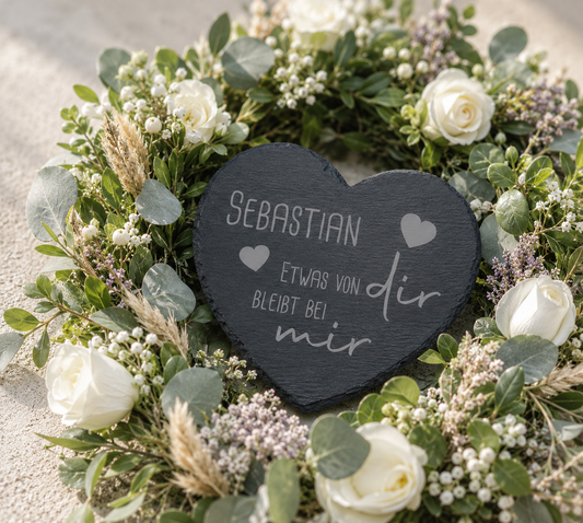 Kleine Schieferherzen mit Namen und Spruch personalisiert - „Etwas von dir…“