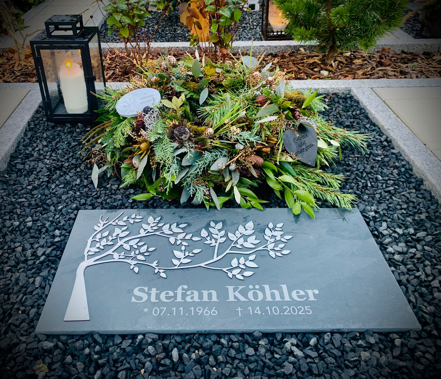 Grabstein personalisiert und elegant aus Schiefer mit Veredelung – 60×30 cm  – Motiv "Baum"
