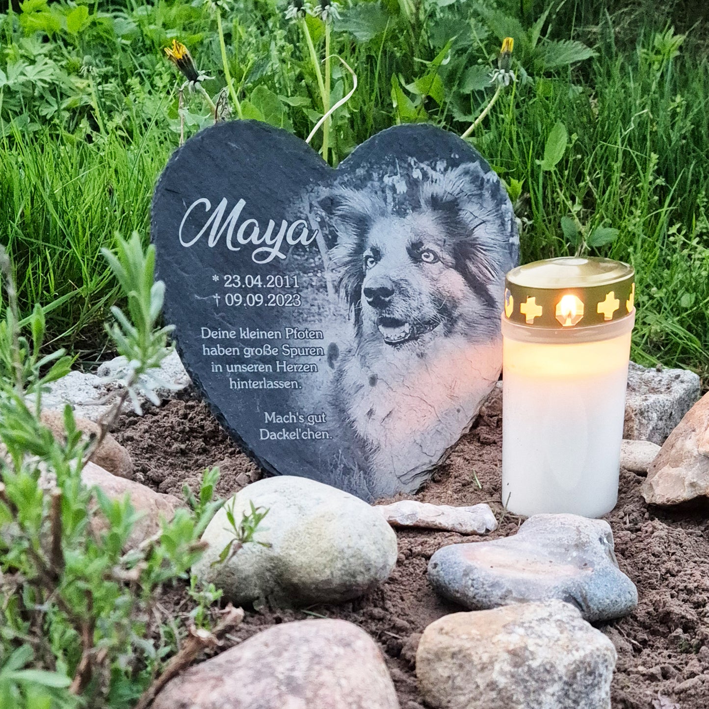 Tier Grabstein Herzform für Hund oder Katze personalisiert aus Schiefer mit Foto-Gravur