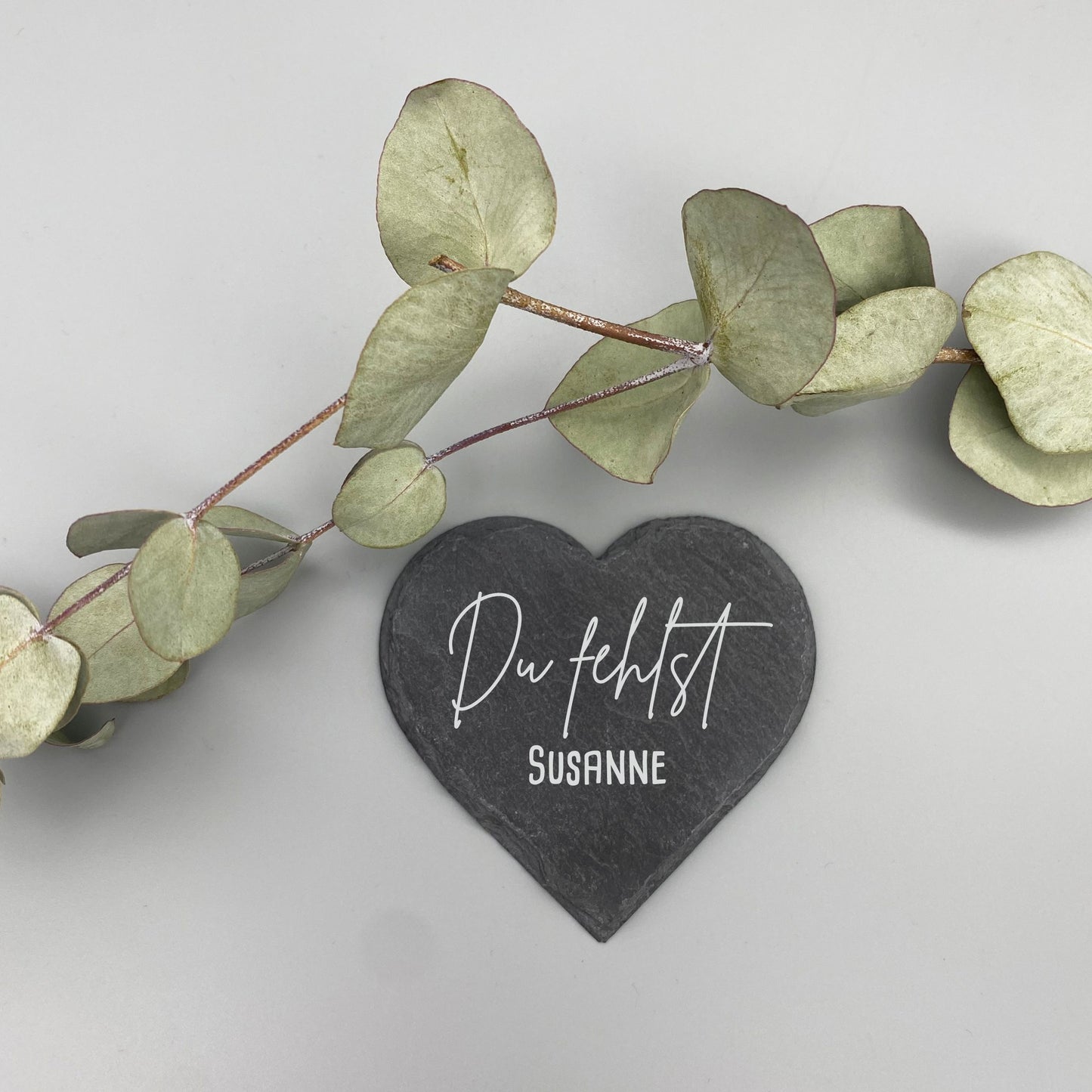 Individuell gestaltete herzförmige Schieferplatte, perfekt für Geschenke oder persönliche Dekoration.