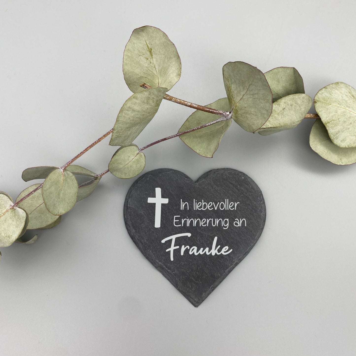 Individuell gestaltete herzförmige Schieferplatte, perfekt für Geschenke oder persönliche Dekoration.