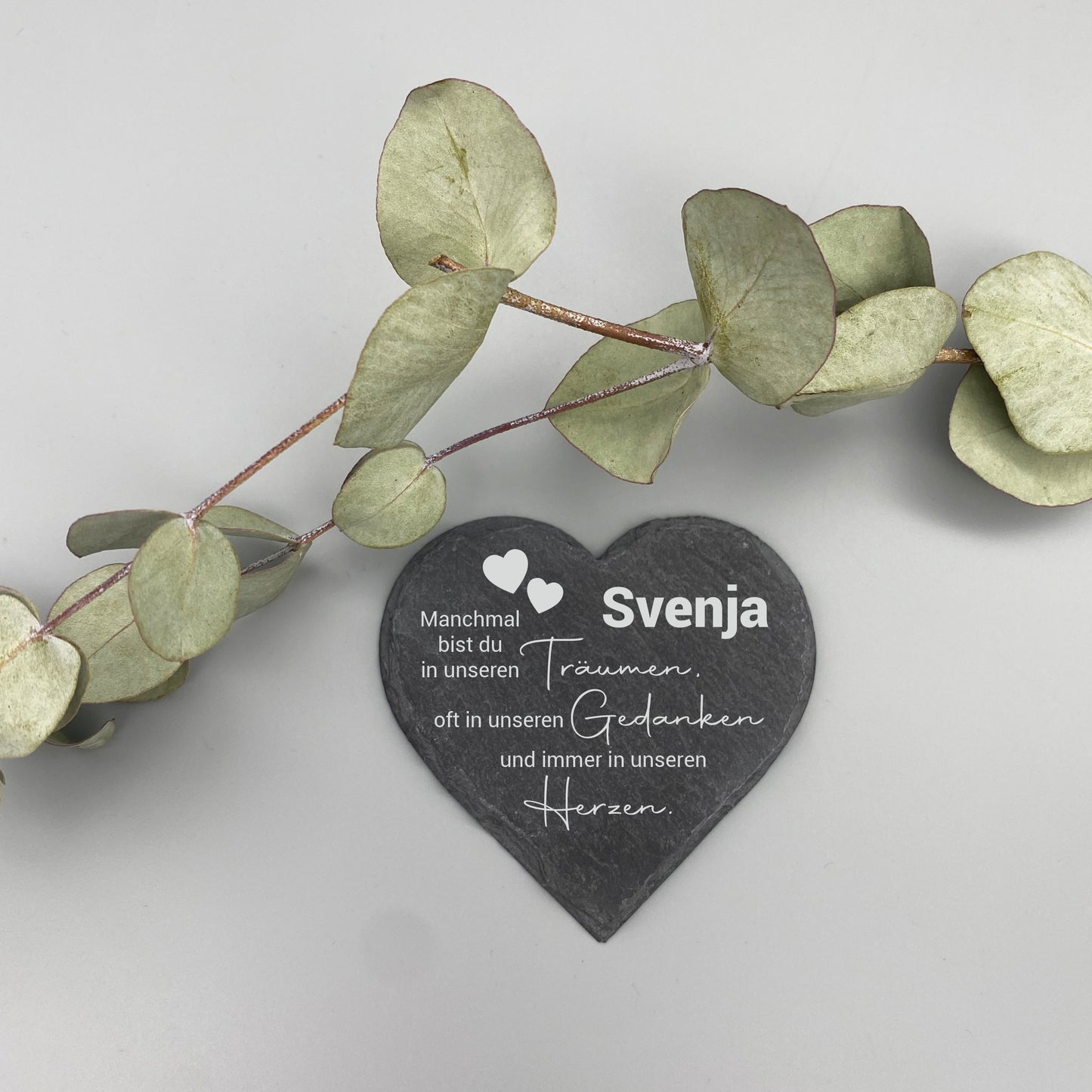Individuell gestaltete herzförmige Schieferplatte, perfekt für Geschenke oder persönliche Dekoration.