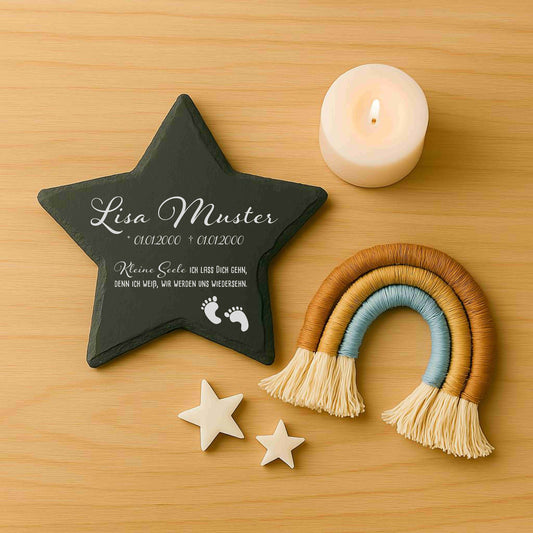 Grabschmuck für Sternenkinder personalisiert mit Namen aus Schiefer - Motiv „Babyfüße“