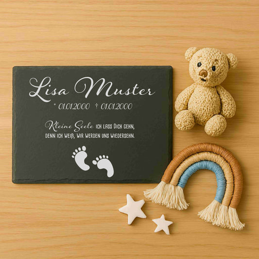 Gedenkstein für Sternenkinder personalisiert mit Namen aus Schiefer - Motiv „Babyfüße“